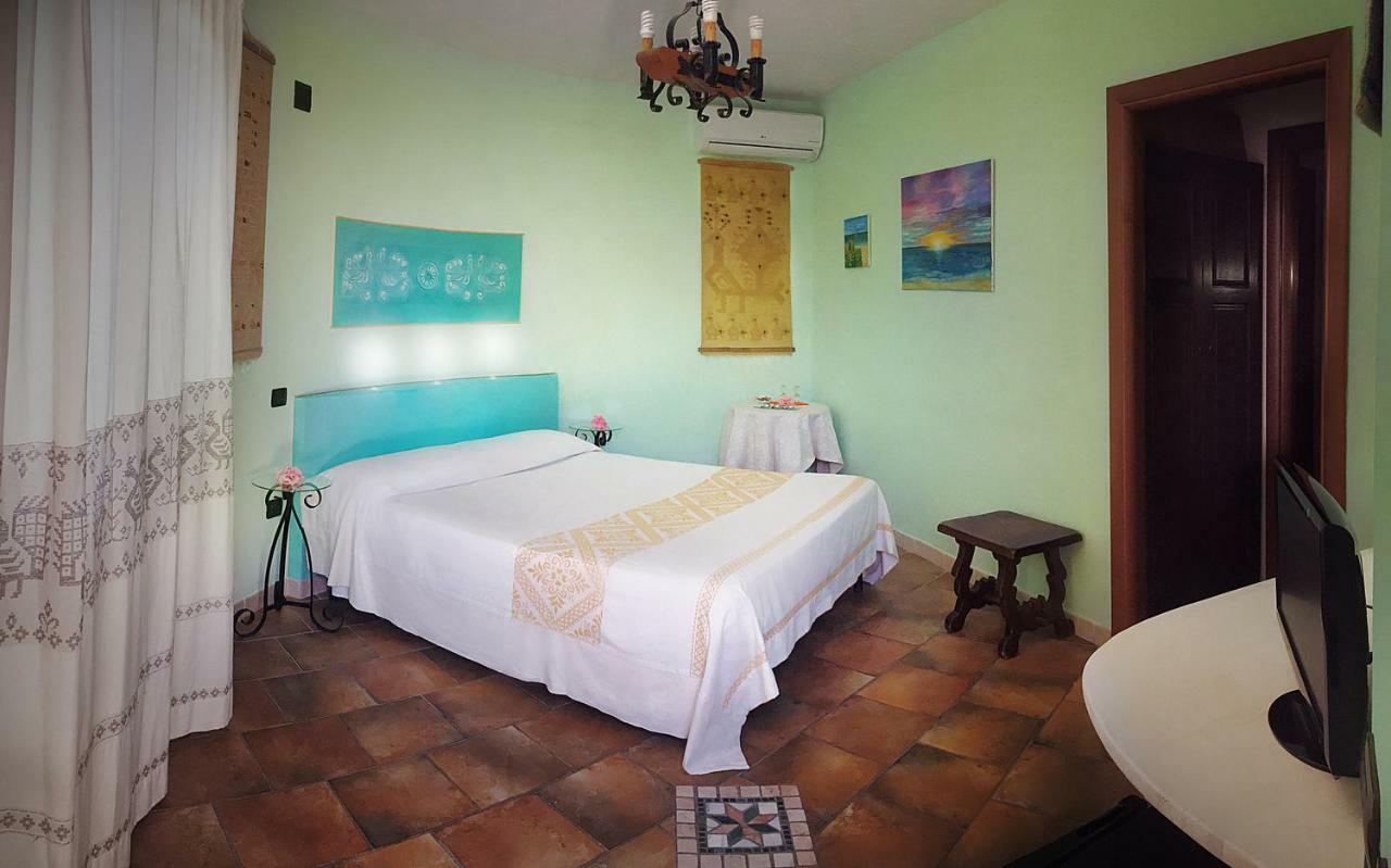 Le Quattro Mura Bed and Breakfast Pula Exteriör bild